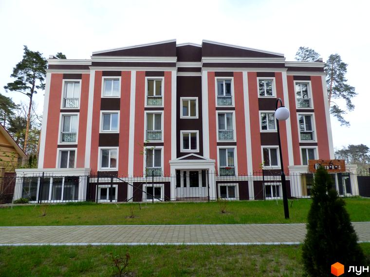 Зовнішній вигляд новобудови на вул. Антонія Михайлівського з червоно-коричневими та білими смугами. Прибудинкова територія з газоном та доріжкою.