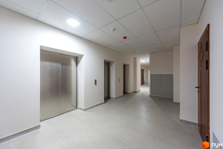 Комплекс Морська симфонія. Коридор з ліфтами та дверима. Внутрішній вигляд новобудови.