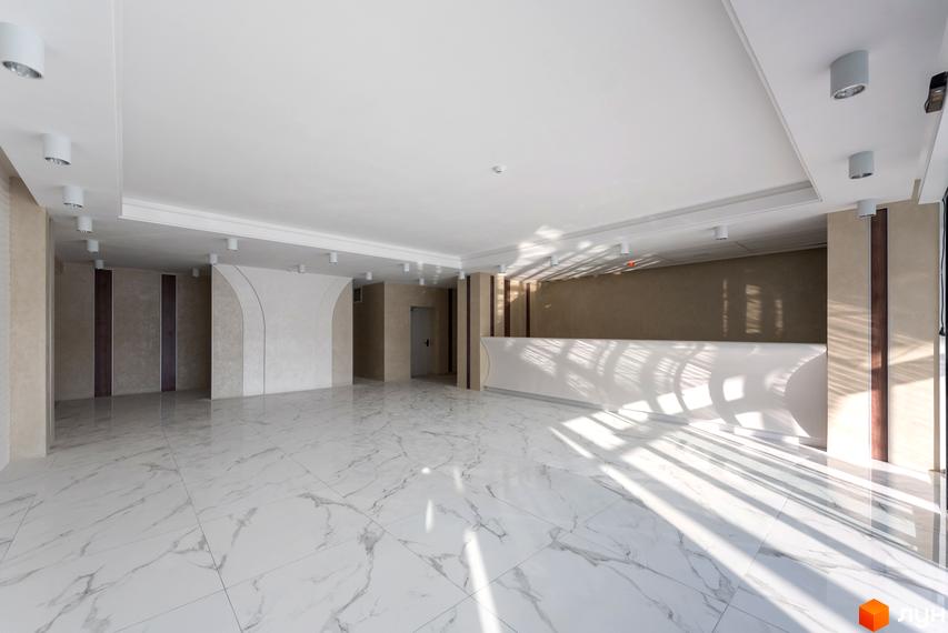 Просторий хол новобудови