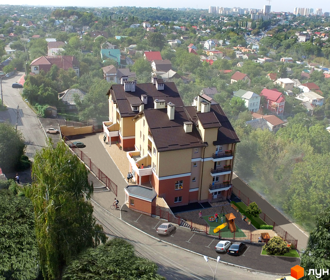 Житловий комплекс Comfort Club з жовто-бежевими фасадами та коричневим дахом. Прибудинкова територія включає дитячий майданчик та паркування.