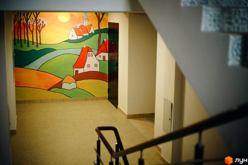 Житловий комплекс Comfort Club. У холі новобудови яскравий настінний розпис зображує мальовничий сільський пейзаж.