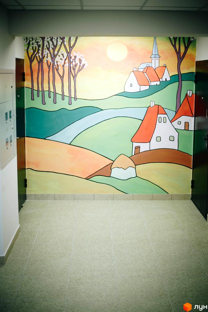 Житловий комплекс Comfort Club: дитячий малюнок на стіні з зображенням села, будинків, сонця та дерев. Опис новобудови для просування сайту.