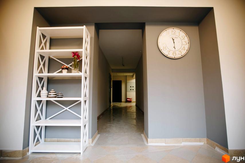 Житловий комплекс Comfort Club: стильний інтер'єр з полицями та годинником на стіні. Огляд новобудови.