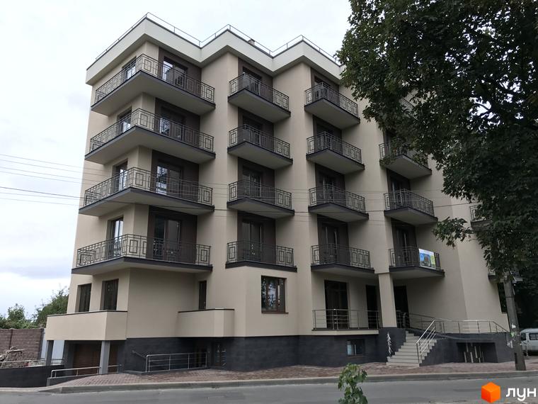 Житловий комплекс Brownie House. Багатоповерховий будинок з балконами та панорамними вікнами. На території є зелені насадження та парковка.