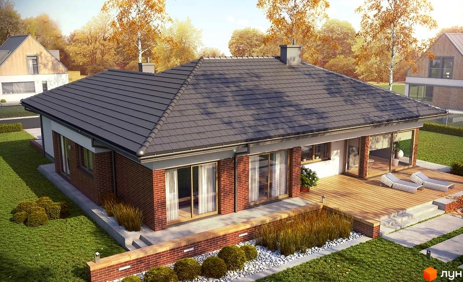 Котеджне містечко КМ Європейський-2: одноповерховий будинок з червоної цегли та великими вікнами, з дерев'яною терасою та двома шезлонгами. Прибудинкова територія з газоном та декоративними рослинами.