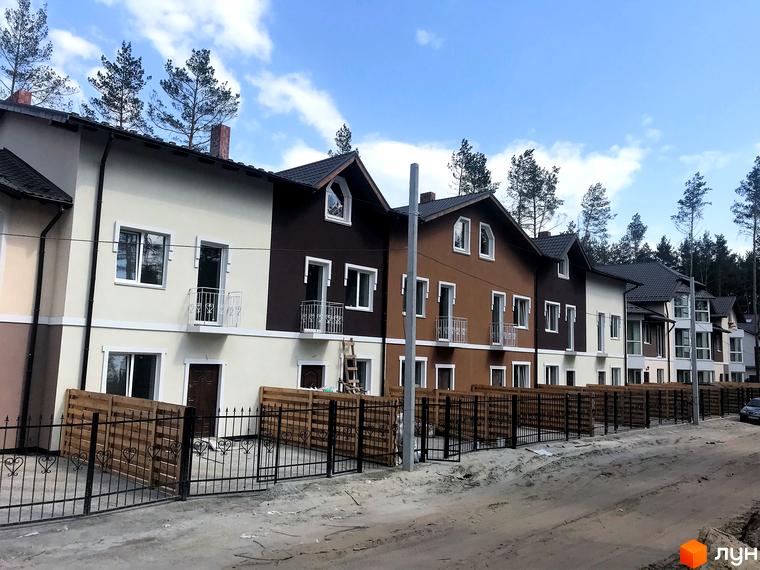 Котеджне містечко КМ Сонячний 2. Рядова забудова з коричневими та бежевими фасадами, балконами та парканом.