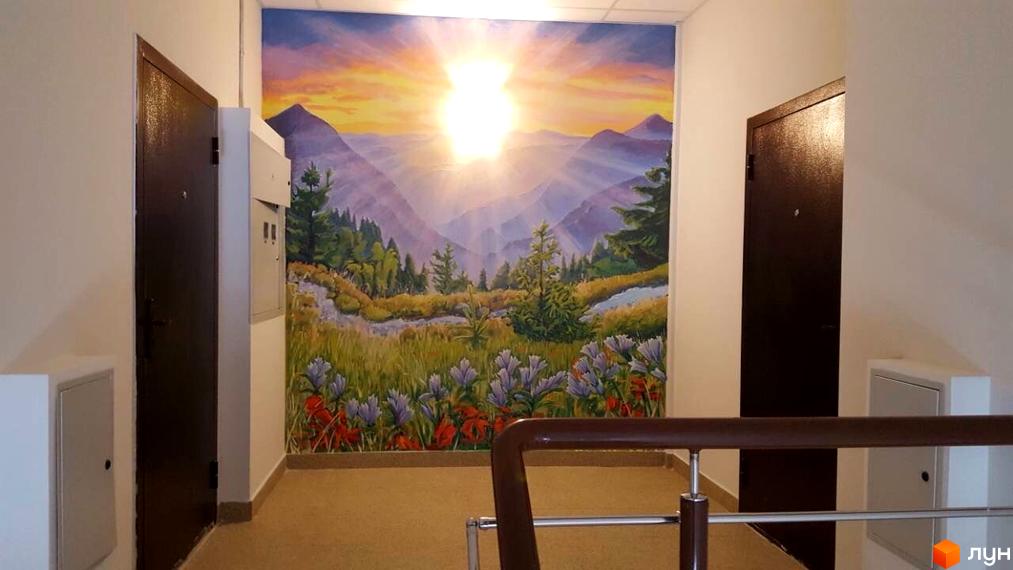 Житловий комплекс Comfort Club: вхідна група з мальовничим муралом гірського пейзажу на стіні та двома дверима.