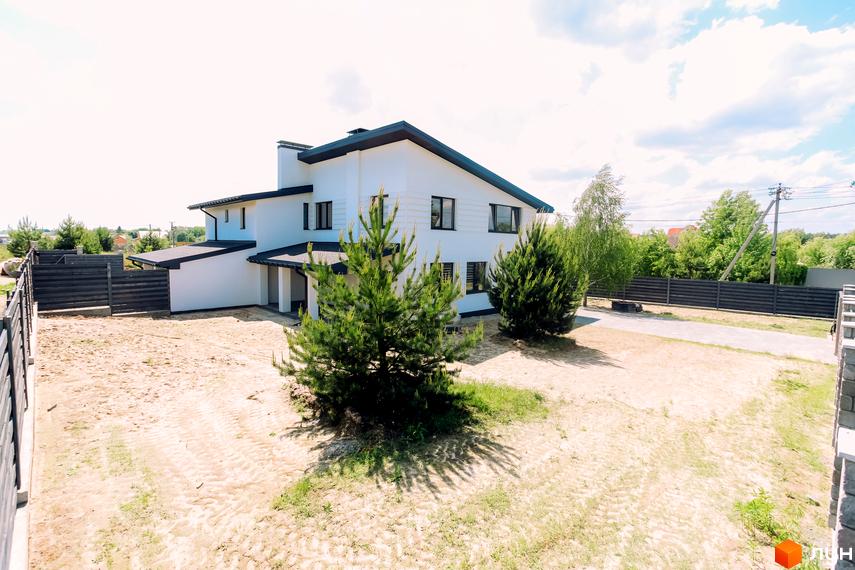 White Villages - білий двоповерховий будинок з темним дахом та прибудинковою територією з зеленими деревами та парканом.