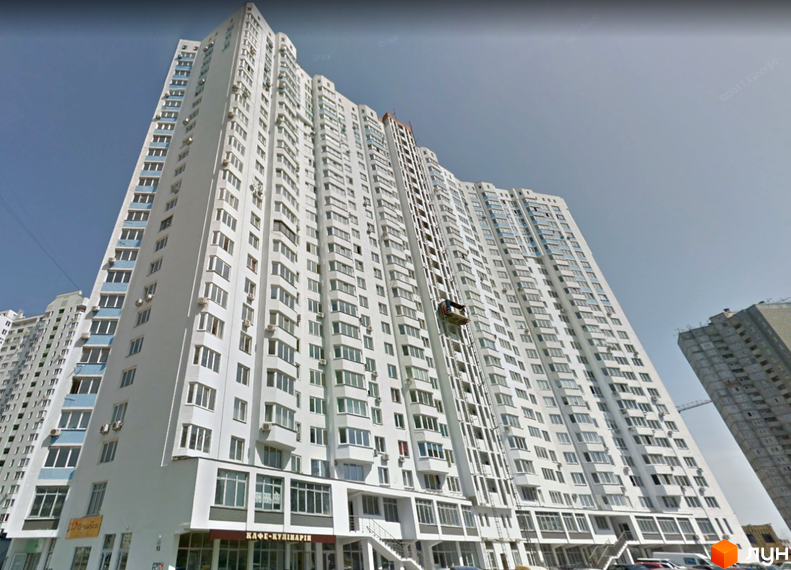 Зображення багатоповерхового будинку за адресою вул. Єлизавети Чавдар, 13. Висотна будівля з великою кількістю вікон на фасаді.