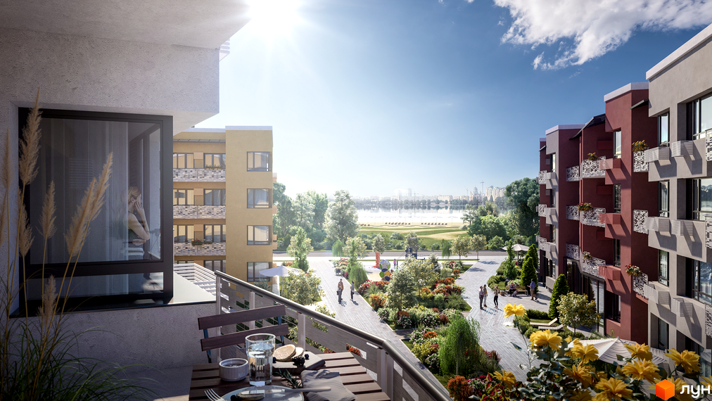 Вид з балкона на новобудову ЖК Італійський квартал з фасадом у бордових та жовтих тонах. Прибудинкова територія з доріжками, квітами та деревами.