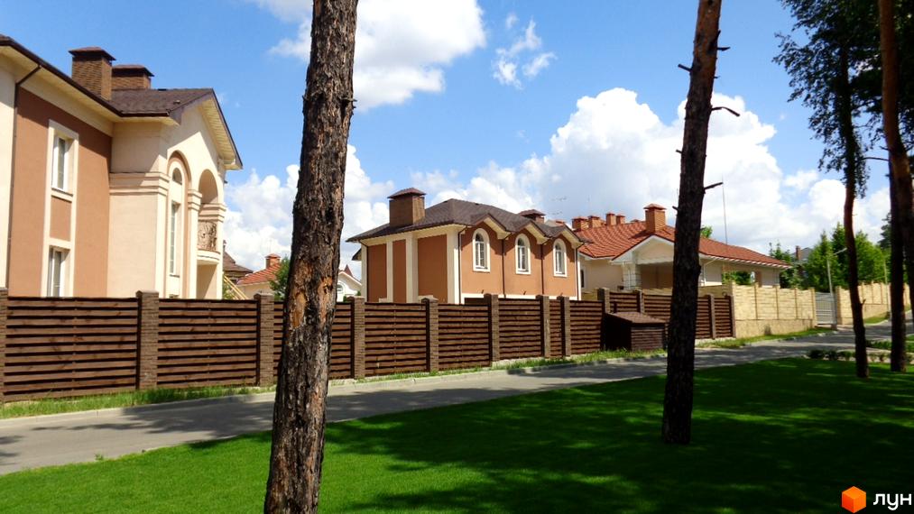 Зовнішній вигляд будинків комплексу Green Wood club з прибудинковою територією та зеленими насадженнями.
