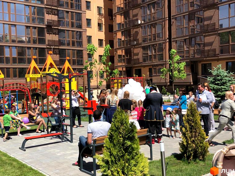 Житловий комплекс Атмосфера: сучасна архітектура та дитячий майданчик. Простір для життя та відпочинку.