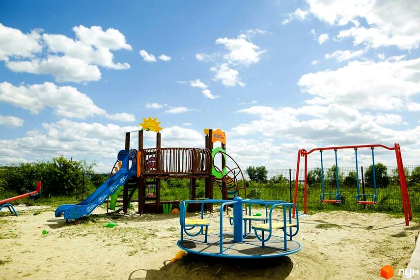 Дитячий майданчик з гіркою, каруселлю та гойдалками на території Житлового комплексу Південний.