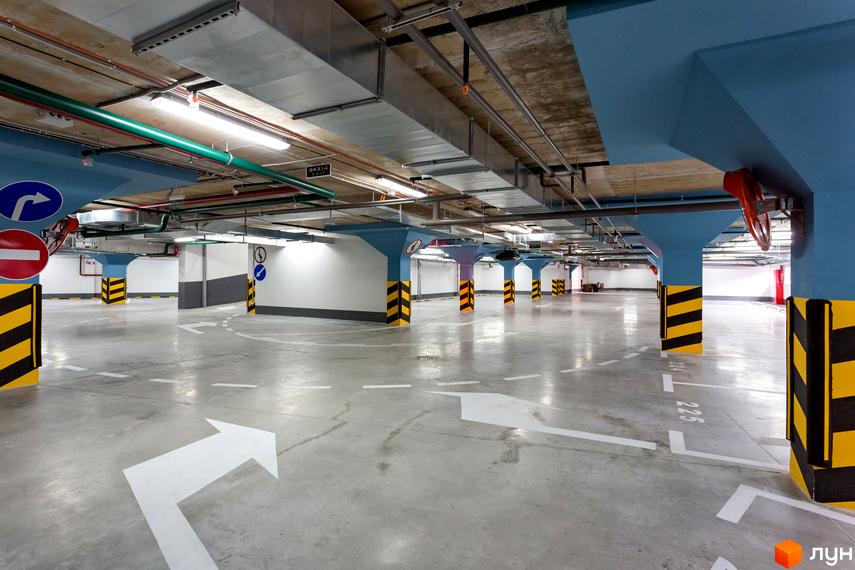 Підземний паркінг у житловому комплексі ЖК Skyline. Просторий паркінг з розміткою та освітленням.