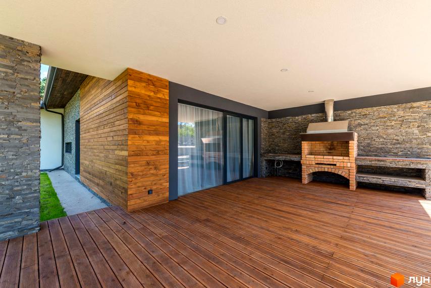 Тераса з дерев'яною підлогою та цегляним мангалом. КМ Хвойний квартал - новобудова з сучасним дизайном.