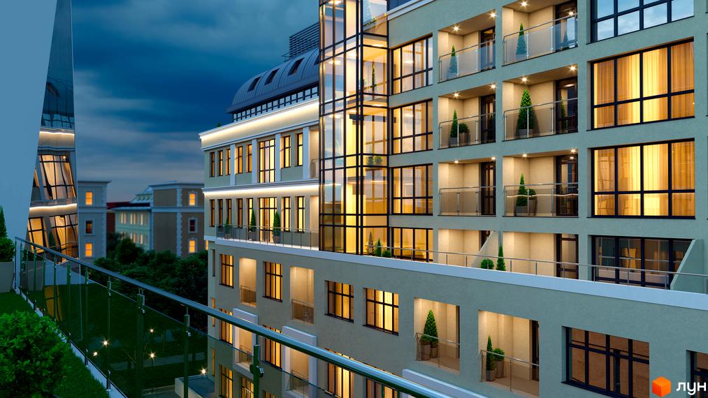 Фасад Клубного будинку Leonardo town з балконами, скляним ліфтом та освітленими вікнами ввечері. Навколо будинку зелені насадження та освітлена територія.