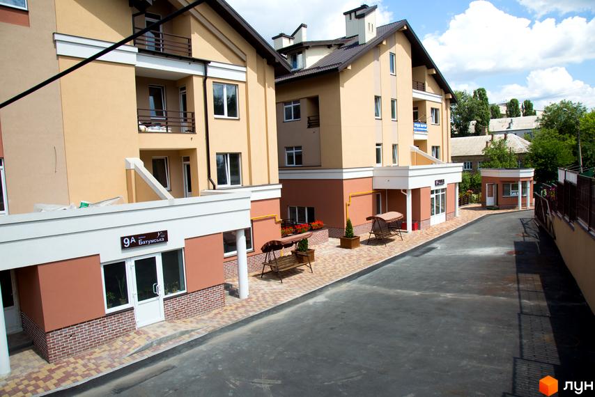 Житловий комплекс Comfort Club - фасади будівель та прибудинкова територія з доріжками та місцями для відпочинку. Зовнішній вигляд новобудови.