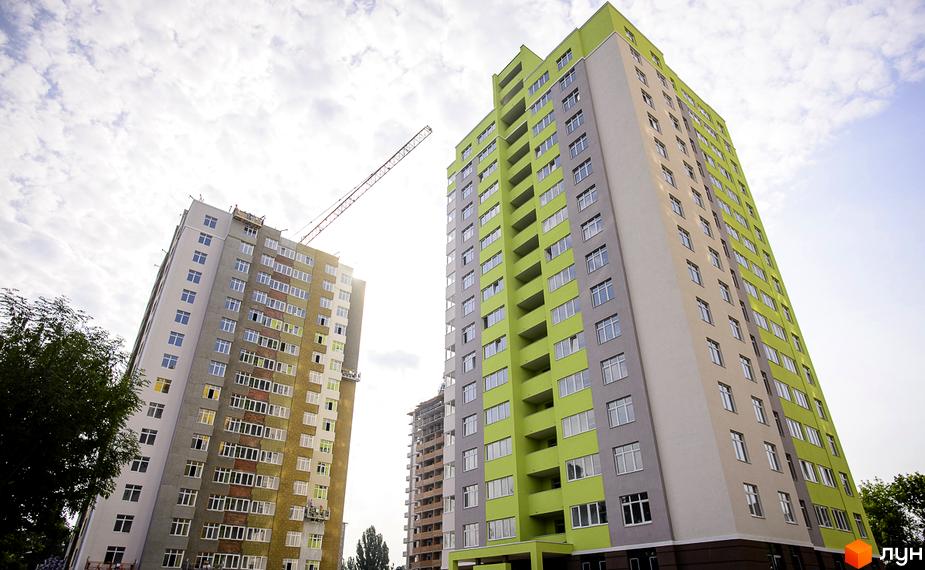 Житловий комплекс Відрадний: високі новобудови з яскравим фасадом та сучасними вікнами. Будівельний проєкт у процесі завершення.