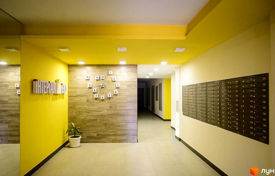 Житловий комплекс Відрадний: яскравий інтер'єр з великим годинником та поштовими скриньками. Фото фасаду та прибудинкової території.