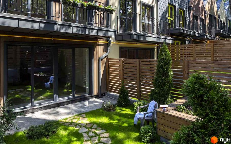 Котеджне містечко Oak Grove Town: зовнішній вигляд будинків з балконами та великими вікнами, доглянутий двір з газоном та зоною відпочинку.