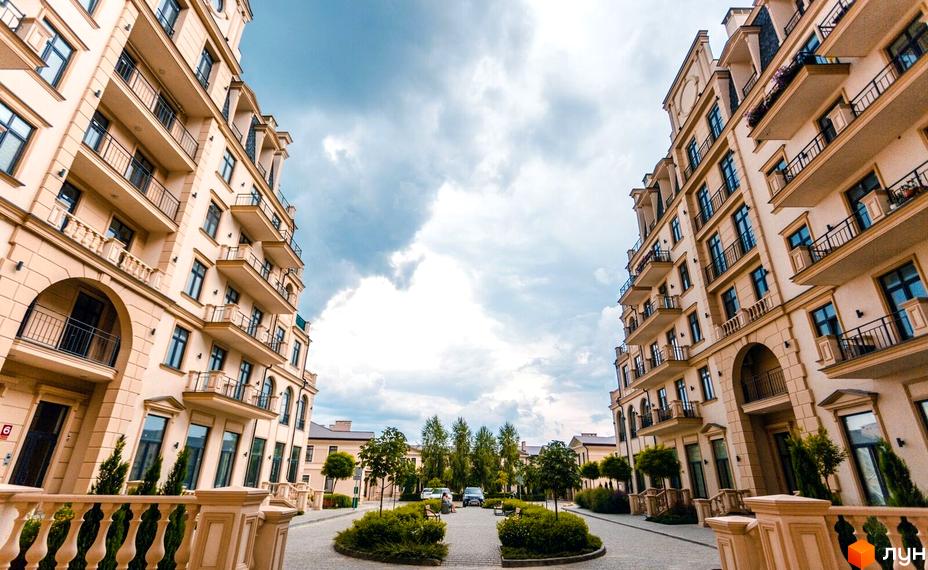 Фасади багатоповерхових будинків Житлового кварталу Авторський з балконами та вікнами. Внутрішній двір з зеленими насадженнями та доріжками.