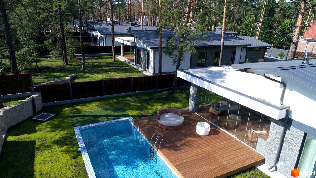 Будинки з сірими дахами та панорамними вікнами у котеджному містечку Хвойний квартал. На території є басейн, тераса та зелена зона.