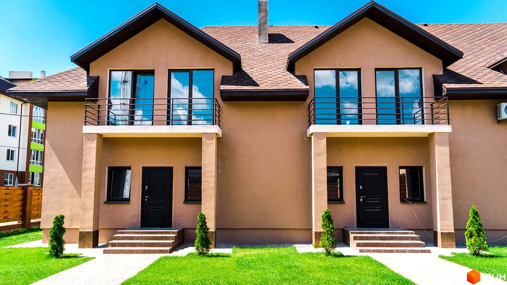 Зовнішній вигляд двоповерхового будинку на вулиці Дорошенка, 7. Перед будинком зелений газон та доріжка з тротуарної плитки.