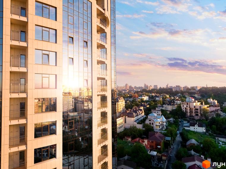 Житловий комплекс Busov Hill - сучасна архітектура з панорамними вікнами та балконами. Вид на зелені вулиці та міський пейзаж.