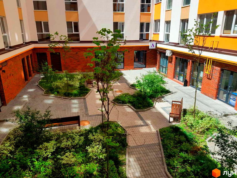 Клубний будинок Fort House: внутрішній двір з зеленими насадженнями та місцями для відпочинку. Сучасна архітектура та благоустрій території.