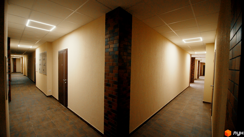 Інтер'єр коридору в Клубному будинку Fort House. Вигляд внутрішнього оздоблення поверху з дверима та освітленням.
