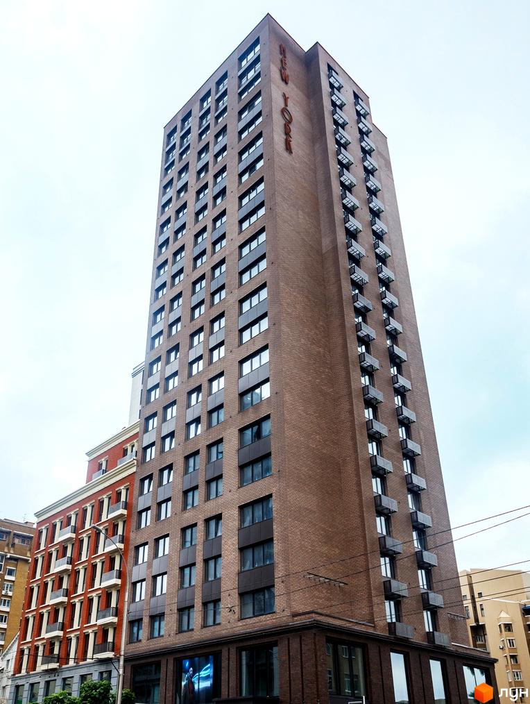 Вигляд на висотний будинок Житлового комплексу New York Concept House. Цегляний фасад з великою кількістю вікон.