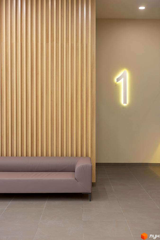 Житловий комплекс White Tower. Сучасний дизайн фасаду з дерев'яними елементами та неоновою цифрою