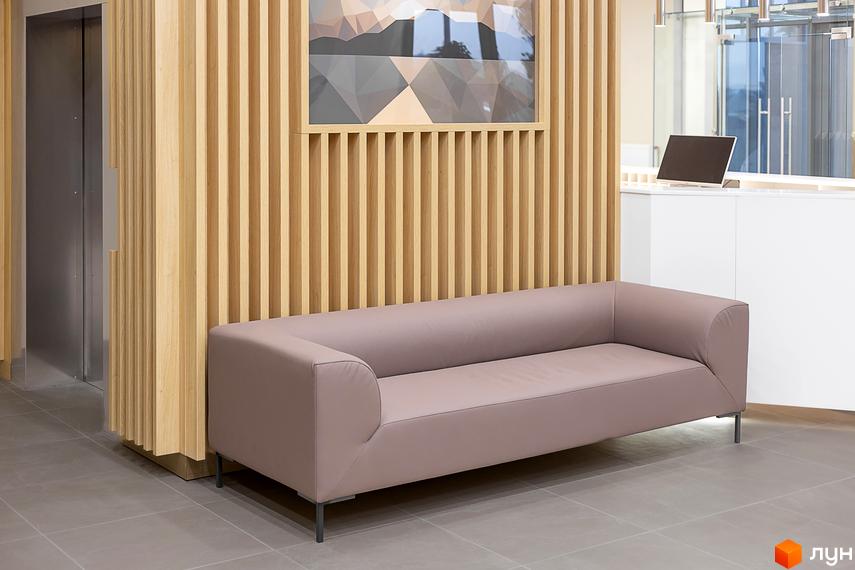 Сучасний дизайн інтер'єру житлового комплексу White Tower з диваном та дерев'яною стіною. Офіційний сайт новобудов.