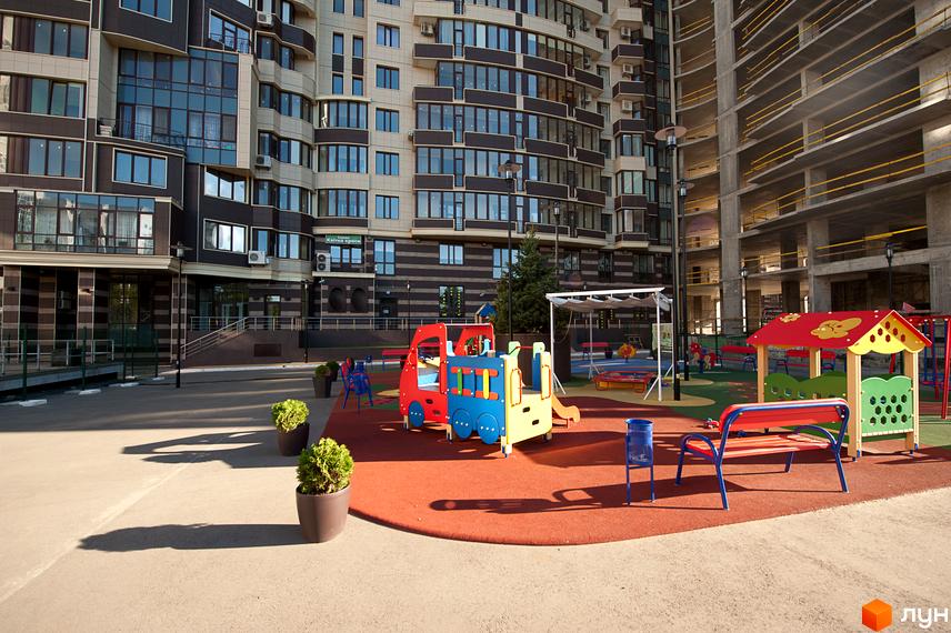 Житловий комплекс Престиж Холл має багатоповерхову будівлю з темним та світлим фасадом. На прибудинковій території облаштовано яскравий дитячий майданчик.