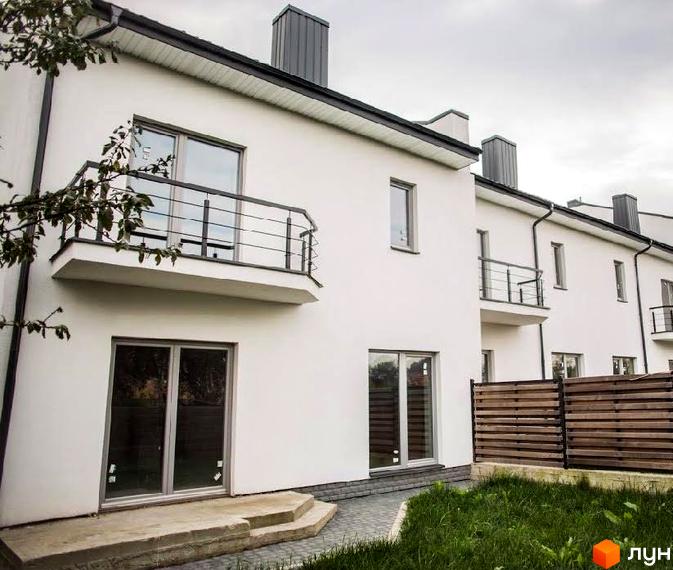 Сучасний житловий комплекс на вул. Щирецька, 117. Зовнішній вигляд будинку з балконами та великими вікнами, прибудинкова територія з травою та дерев'яним парканом.