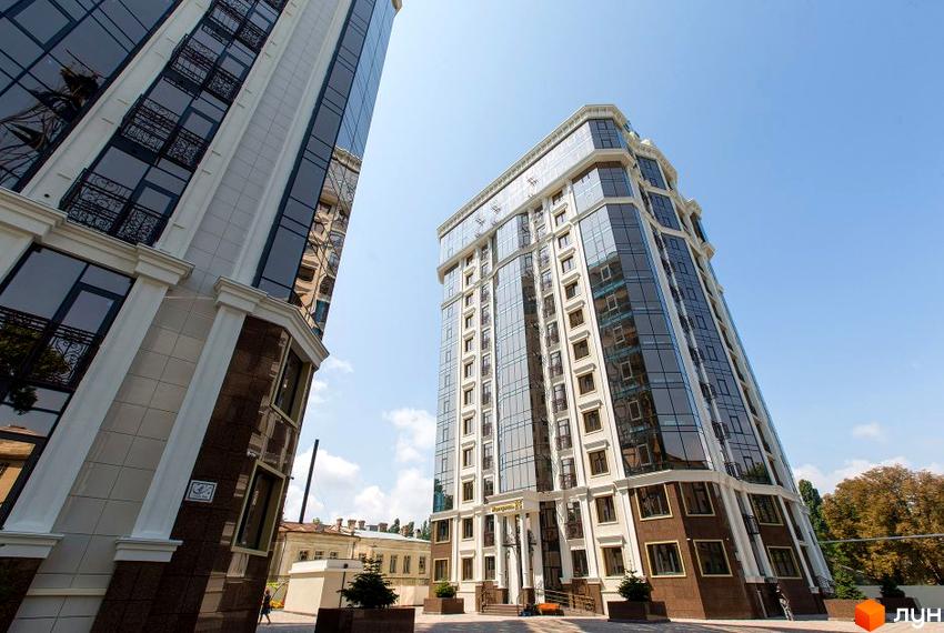 Житловий комплекс Двадцять п'ята Перлина - висотна новобудова з панорамним склінням та балконами. Навколо будівлі облаштована прибудинкова територія з деревами та місцями для відпочинку.