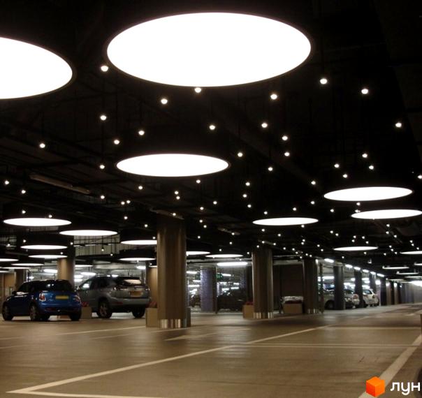 Підземний паркінг житлового комплексу Premier Park з яскравим освітленням та припаркованими автомобілями. Просторе приміщення для зручності мешканців.