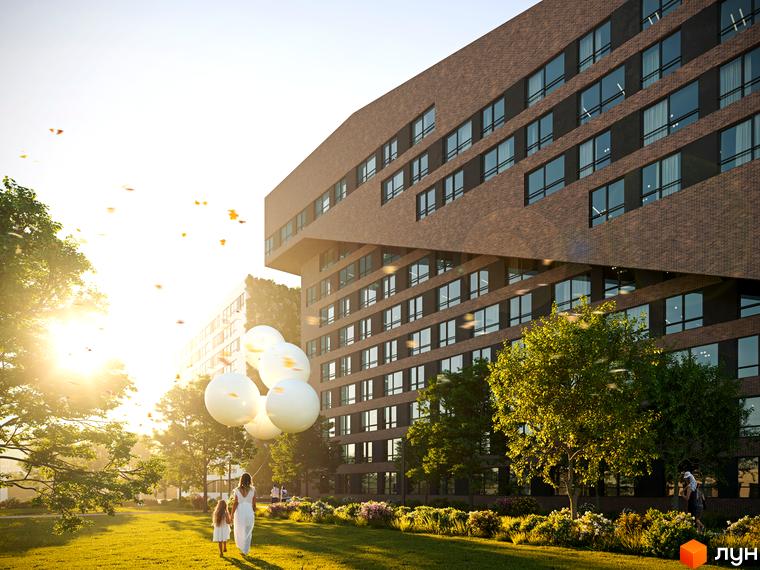 Багатоповерховий будинок Житлового комплексу Greenville Park Lviv з коричневим цегляним фасадом та великими вікнами. Навколо зелений газон, дерева та квіти.