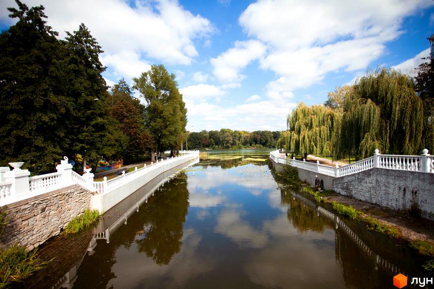 Житловий комплекс Paradise з видом на річку. Навколо будинку дерева та зелені насадження.