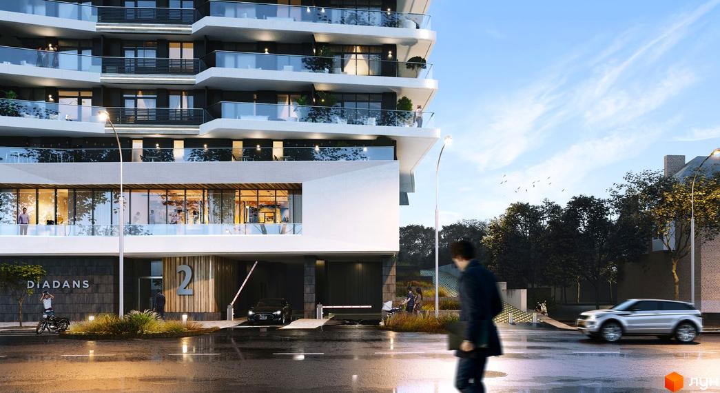Житловий комплекс Diadans з балконами та скляними огорожами. Перед комплексом дорога з мокрим асфальтом та зелені насадження.