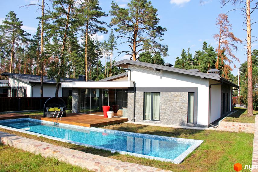 Зображення будинку з басейном та зоною відпочинку. Котеджне містечко Хвойний квартал з сучасним дизайном та доглянутою прибудинковою територією.