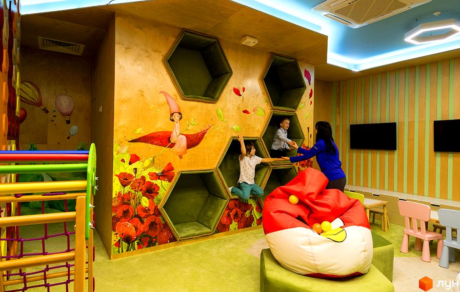 Дитяча кімната в ЖК Jack House з інтерактивними зонами та яскравим дизайном. Затишні шестикутні ніші для ігор та відпочинку дітей.