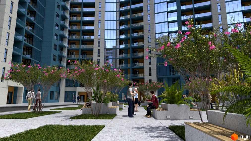 Зображення житлового комплексу з великими скляними вікнами та балконами. На території комплексу розташовані лавки, зелені насадження та люди.