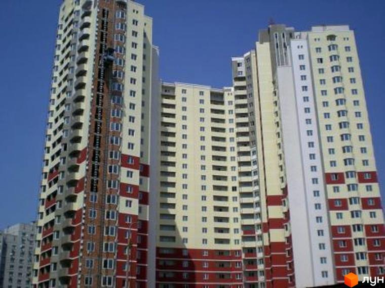 Житловий комплекс на вул. Княжий Затон, 9, з висотними будинками та прибудинковою територією.