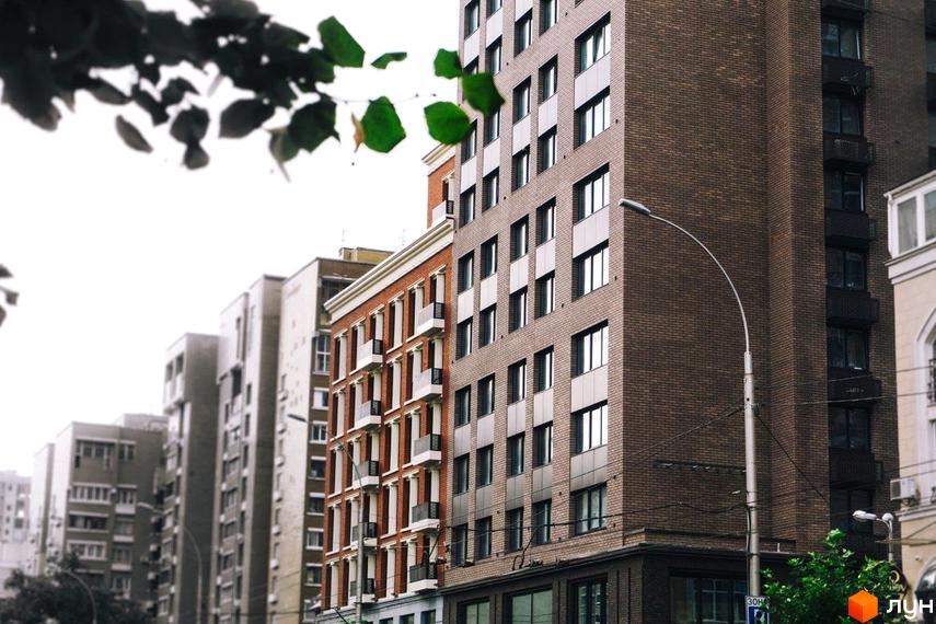 Зображення фасаду Житлового комплексу New York Concept House. Вигляд на багатоповерховий будинок з вікнами та балконами.