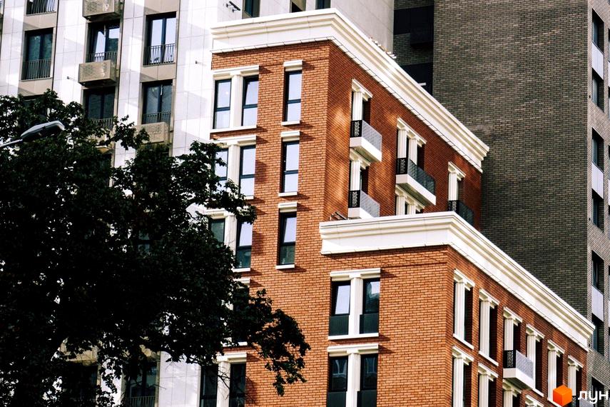 Зображення фасаду будинку Житлового комплексу New York Concept House. Цегляна будівля з великими вікнами та балконами.