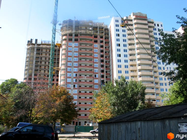 Будівельний проєкт Ново-Деміївський з висотними будинками та прибудинковою територією з зеленими насадженнями.