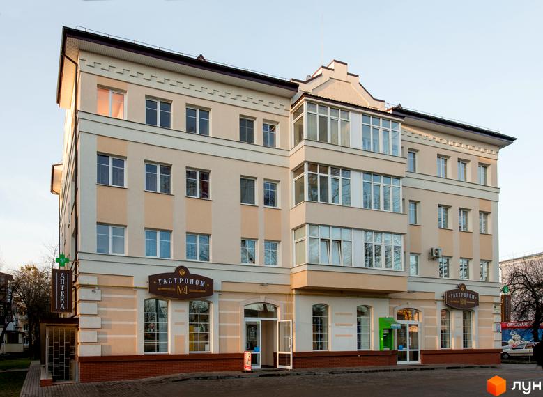 Фасад житлового комплексу на вул. Соборна, 217, з аптекою та магазином 