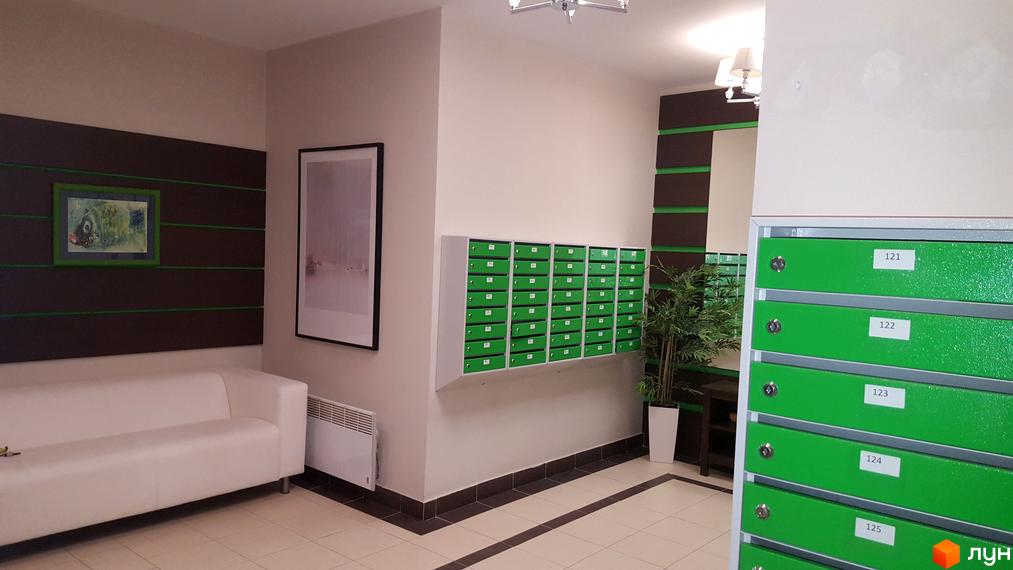 Комплекс Solo Park. Просторий хол з поштовими скриньками. Світлий інтер'єр з картинами та декоративними елементами.