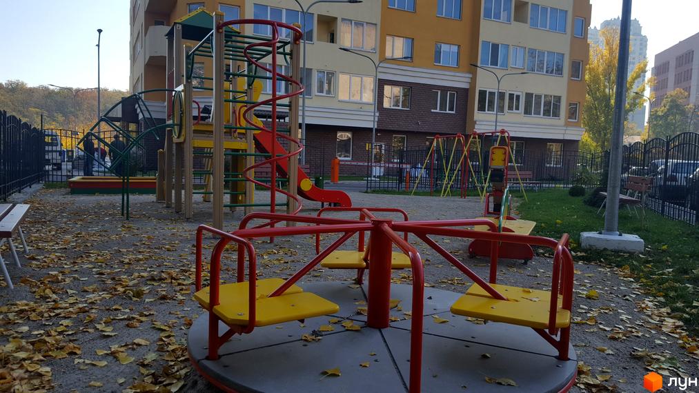 Житловий комплекс Solo Park з дитячим майданчиком. На території комплексу є гойдалки, карусель та гірка.